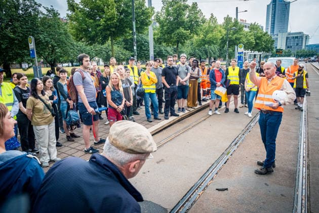 Leipziger Bürgerinnen und Bürger befreien am Johannisplatz gemeinsam mit den Leipziger Verkehrsbetrieben (LVB) die Straßenbahngleise von geschmolzenem Bitumen. Nachdem bereits am Vortag rund 100 Freiwillige einem Aufruf der LVB gefolgt waren, wurden die Reinigungsarbeiten am zweiten Tag am Johannisplatz fortgesetzt. Hintergrund sind die Schäden durch die extremen Temperaturen des vergangenen Hitzewochenendes. Aufnahme vom Datum . Reinigung Leipzig *** Residents of Leipzig, together with the Leipzig Public Transportation Authority (LVB), are clearing melted asphalt from the tram tracks at Johannisplatz. After about 100 volunteers had already responded to a call for help from the LVB the previous day, cleanup efforts continued on the sec