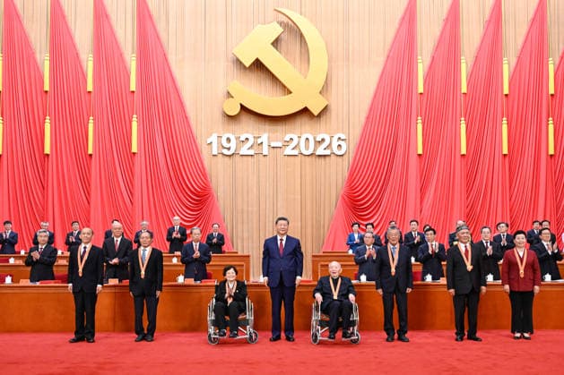News Themen der Woche KW27 (260701) -- BEIJING, July 1, 2026 -- Chinese President Xi Jinping, also general secretary of the Communist Party of China (CPC) Central Committee and chairman of the Central Military Commission, confers the July 1 Medal, the Party s highest honor, on model CPC members in Beijing, capital of China, July 1, 2026. A gathering marking the CPC s 105th founding anniversary was held at the Great Hall of the People in Beijing on Wednesday. ) CHINA-BEIJING-CPC-105TH FOUNDING ANNIVERSARY-GATHERING (CN) ShenxHong 