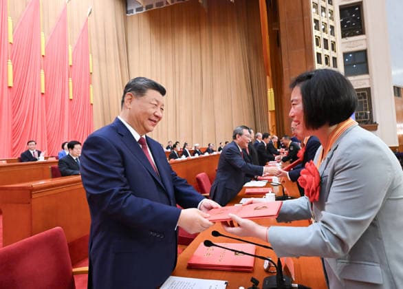 (260701) -- BEIJING, July 1, 2026 -- Xi Jinping and other leaders of the Communist Party of China (CPC) and the state present awards to representatives of outstanding Party members, Party workers, and primary-level Party organizations from across the country in Beijing, capital of China, July 1, 2026. A gathering marking the CPC s 105th founding anniversary was held at the Great Hall of the People in Beijing on Wednesday. ) CHINA-BEIJING-CPC-105TH FOUNDING ANNIVERSARY-GATHERING (CN) XiexHuanchi 