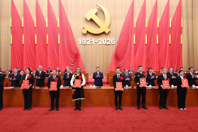(260701) -- BEIJING, July 1, 2026 -- Xi Jinping and other leaders of the Communist Party of China (CPC) and the state present awards to representatives of outstanding Party members, Party workers, and primary-level Party organizations from across the country in Beijing, capital of China, July 1, 2026. A gathering marking the CPC s 105th founding anniversary was held at the Great Hall of the People in Beijing on Wednesday. ) CHINA-BEIJING-CPC-105TH FOUNDING ANNIVERSARY-GATHERING (CN) HuangxJingwen 