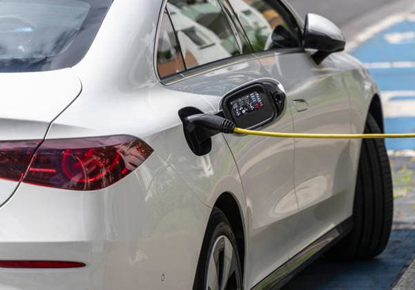 Elektroauto wird an der Ladestation aufgeladen, Berlin, Deutschland