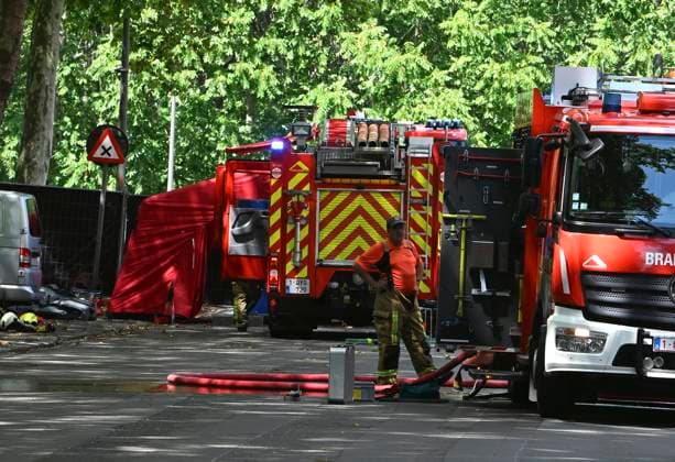 Appartmrent Building On Fire On The Left Bank ANTWERPEN, BELGIUM - JULY 01 : A major fire in a 10-story apartment building on the Left Bank in Antwerp has left several people dead and seriously injured..onJuly 1, 2026 in Antwerpen, Belgium, 01 07 2026 Antwerpen Belgium  Copyright: xBertxVanxDenxBrouckex