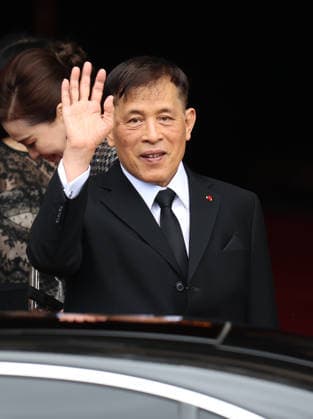 King Rama X of Thailand, Queen Suthida, and Princess Sirivannavari leaving hotel Le Meurice in Paris King Rama X of Thailand, Queen Suthida, and Princess Sirivannavari leaving hotel Le Meurice in Paris, France on July 1, 2026  Copyright: xDidierxFereyx