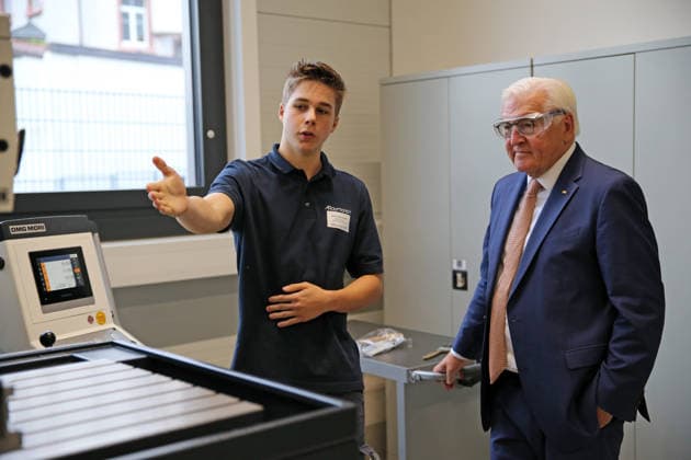 Bundespräsident Frank-Walter Steinmeier besucht die Firma ARaymond in Lörrach. Er unterhält sich mit einem Auszubildenden an einer Fräsmaschine. Der Bundespräsident trägt eine Schutzbrille. Bundespräsident Frank-Walter Steinmeier besucht die Firma ARaymond in Lörrach. Er unterhält sich mit einem Auszubildenden an einer Fräsmaschine. Der Bundespräsident trägt eine Schutzbrille. Lörrach Baden-Württemberg Deutschland *** Federal President Frank Walter Steinmeier visits the ARaymond company in Lörrach. He talks with an apprentice at a milling machine. The Federal President is wearing safety glasses. Federal President Frank Walter Steinmeier visits the ARaymond company in Lörrach. He talks with an apprentice at a milling machine. The Federal Pre