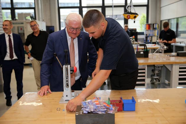 Bundespräsident Frank-Walter Steinmeier besucht die Firma ARaymond in Lörrach. Ein Auszubildender stellt die Fertigstellung von Knöpfen dar. Bundespräsident Frank-Walter Steinmeier besucht die Firma ARaymond in Lörrach. Ein Auszubildender stellt die Fertigstellung von Knöpfen dar. Lörrach Baden-Württemberg Deutschland *** Federal President Frank Walter Steinmeier visits the ARaymond company in Lörrach. An apprentice demonstrates the button-making process. Federal President Frank Walter Steinmeier visits the ARaymond company in Lörrach. An apprentice demonstrates the button-making process. Lörrach, Baden-Württemberg, Germany