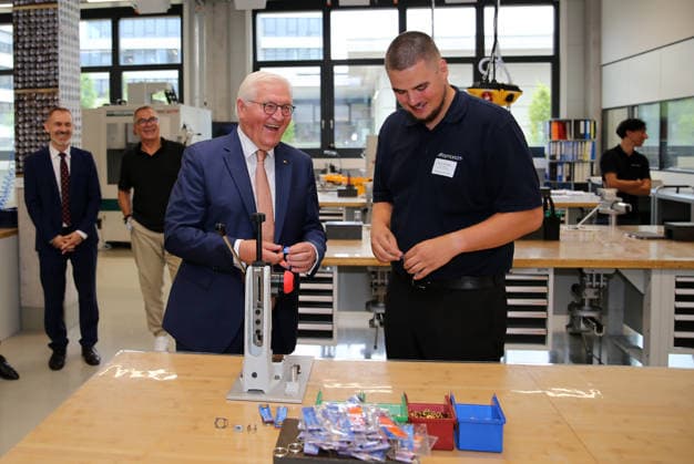 Bundespräsident Frank-Walter Steinmeier besucht die Firma ARaymond in Lörrach. Ein Auszubildender stellt die Fertigstellung von Knöpfen dar. Bundespräsident Frank-Walter Steinmeier besucht die Firma ARaymond in Lörrach. Ein Auszubildender stellt die Fertigstellung von Knöpfen dar. Lörrach Baden-Württemberg Deutschland *** Federal President Frank Walter Steinmeier visits the ARaymond company in Lörrach. An apprentice demonstrates the button-making process. Federal President Frank Walter Steinmeier visits the ARaymond company in Lörrach. An apprentice demonstrates the button-making process. Lörrach, Baden-Württemberg, Germany