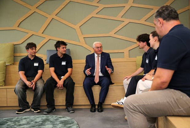 Bundespräsident Frank-Walter Steinmeier besucht die Firma ARaymond in Lörrach. Er unterhält sich mit Auszubildenden und Ausbildungsleitern. Bundespräsident Frank-Walter Steinmeier besucht die Firma ARaymond in Lörrach. Er unterhält sich mit Auszubildenden und Ausbildungsleitern. Lörrach Baden-Württemberg Deutschland *** Federal President Frank Walter Steinmeier visits the ARaymond company in Lörrach. He talks with apprentices and training supervisors. Federal President Frank Walter Steinmeier visits the ARaymond company in Lörrach. He talks with apprentices and training supervisors. Lörrach, Baden-Württemberg, Germany