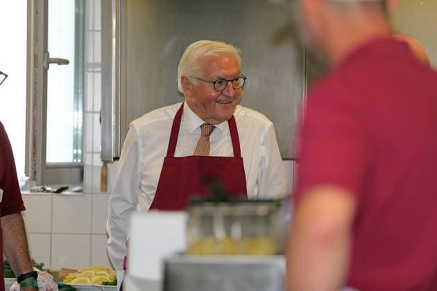 Bundespräsident Frank-Walter Steinmeier besucht den Quartierstreff St. Fridolin in Lörrach-Stetten. Der Bundespräsident unterhält sich mit Personal in der Küche. Bundespräsident Frank-Walter Steinmeier besucht den Quartierstreff St. Fridolin in Lörrach-Stetten. Der Bundespräsident unterhält sich mit Personal in der Küche. Lörrach Baden-Württemberg Deutschland *** Federal President Frank Walter Steinmeier visits the St. Fridolin Community Center in Lörrach-Stetten. The Federal President talks with staff in the kitchen. Federal President Frank Walter Steinmeier visits the St. Fridolin Community Center in Lörrach-Stetten. The Federal President talks with staff in the kitchen. Lörrach, Baden-Württemberg, Germany