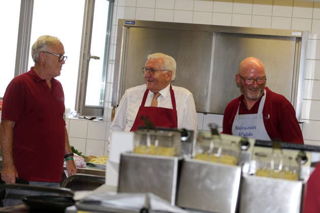 Bundespräsident Frank-Walter Steinmeier besucht den Quartierstreff St. Fridolin in Lörrach-Stetten. Der Bundespräsident unterhält sich mit Personal in der Küche. Bundespräsident Frank-Walter Steinmeier besucht den Quartierstreff St. Fridolin in Lörrach-Stetten. Der Bundespräsident unterhält sich mit Personal in der Küche. Lörrach Baden-Württemberg Deutschland *** Federal President Frank Walter Steinmeier visits the St. Fridolin Community Center in Lörrach-Stetten. The Federal President talks with staff in the kitchen. Federal President Frank Walter Steinmeier visits the St. Fridolin Community Center in Lörrach-Stetten. The Federal President talks with staff in the kitchen. Lörrach, Baden-Württemberg, Germany