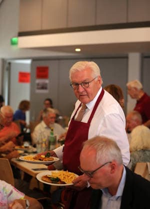 News Themen der Woche KW27 Bundespräsident Frank-Walter Steinmeier besucht den Quartierstreff St. Fridolin in Lörrach-Stetten. Der Bundespräsident beteiligt sich beim Mittagstisch an der Essensausgabe. Hochkant. Bundespräsident Frank-Walter Steinmeier besucht den Quartierstreff St. Fridolin in Lörrach-Stetten. Der Bundespräsident beteiligt sich beim Mittagstisch an der Essensausgabe. Lörrach Baden-Württemberg Deutschland *** Federal President Frank Walter Steinmeier visits the St. Fridolin Community Center in Lörrach-Stetten. The Federal President helps serve lunch at the meal distribution. Federal President Frank Walter Steinmeier visits the St. Fridolin Community Center in Lörrach-Stetten. The Federal President helps serve lunch at the meal distributionLörrach, Bad