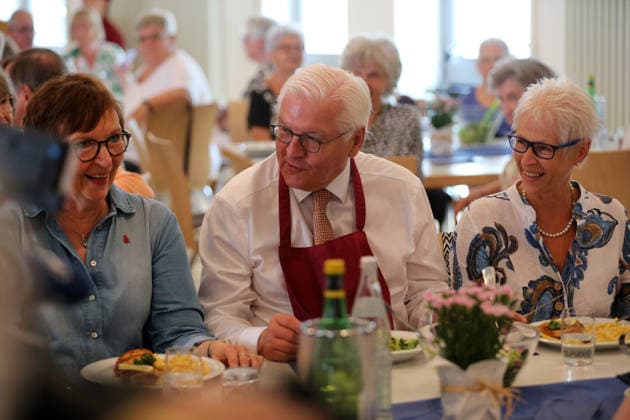 Bundespräsident Frank-Walter Steinmeier besucht den Quartierstreff St. Fridolin in Lörrach-Stetten. Der Bundespräsident nimmt am Mittagstisch teil. Bundespräsident Frank-Walter Steinmeier besucht den Quartierstreff St. Fridolin in Lörrach-Stetten. Der Bundespräsident nimmt am Mittagstisch teil. Lörrach Baden-Württemberg Deutschland *** Federal President Frank Walter Steinmeier visits the St. Fridolin Community Center in Lörrach-Stetten. The Federal President joins the group for lunch. Federal President Frank Walter Steinmeier visits the St. Fridolin Community Center in Lörrach-Stetten. The Federal President joins the group for lunch. Lörrach, Baden-Württemberg, Germany