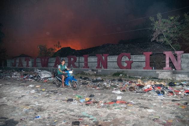 Jatiwaringin Landfill fire in Tangerang, Indonesia TANGERANG, INDONESIA - JULY 1, 2026 - Jatiwaringin Landfill fire in Mauk, Tangerang, Indonesia on July 1, 2026. The affected local residents were evacuated to the village hall and immediately underwent health checks by medical personnel. Tangerang Indonesia Copyright: x xGabrixPerboirexWilhelminhoxRinggixSenggax xJNAxPressx