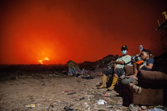 Jatiwaringin Landfill fire in Tangerang, Indonesia TANGERANG, INDONESIA - JULY 1, 2026 - Jatiwaringin Landfill fire in Mauk, Tangerang, Indonesia on July 1, 2026. The affected local residents were evacuated to the village hall and immediately underwent health checks by medical personnel. Tangerang Indonesia Copyright: x xGabrixPerboirexWilhelminhoxRinggixSenggax xJNAxPressx