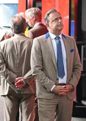 Appartmrent Building On Fire On The Left Bank ANTWERPEN, BELGIUM - JULY 01 : King Philippe and Bart De Wever ( Prime Minister ), Els van Doesburg ( Mayor of Antwerpen ) and Peter De Roover are visiting the scene. A major fire in a 10-story apartment building on the Left Bank in Antwerp has left several people dead and seriously injured..onJuly 1, 2026 in Antwerpen, Belgium, 01 07 2026 Antwerpen Belgium  Copyright: xBertxVanxDenxBrouckex