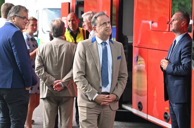 Appartmrent Building On Fire On The Left Bank ANTWERPEN, BELGIUM - JULY 01 : King Philippe and Bart De Wever ( Prime Minister ), Els van Doesburg ( Mayor of Antwerpen ) and Peter De Roover are visiting the scene. A major fire in a 10-story apartment building on the Left Bank in Antwerp has left several people dead and seriously injured..onJuly 1, 2026 in Antwerpen, Belgium, 01 07 2026 Antwerpen Belgium  Copyright: xBertxVanxDenxBrouckex