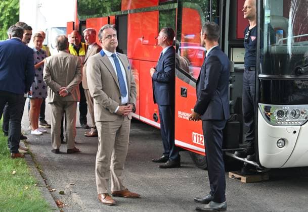 Appartmrent Building On Fire On The Left Bank ANTWERPEN, BELGIUM - JULY 01 : King Philippe and Bart De Wever ( Prime Minister ), Els van Doesburg ( Mayor of Antwerpen ) and Peter De Roover are visiting the scene. A major fire in a 10-story apartment building on the Left Bank in Antwerp has left several people dead and seriously injured..onJuly 1, 2026 in Antwerpen, Belgium, 01 07 2026 Antwerpen Belgium  Copyright: xBertxVanxDenxBrouckex