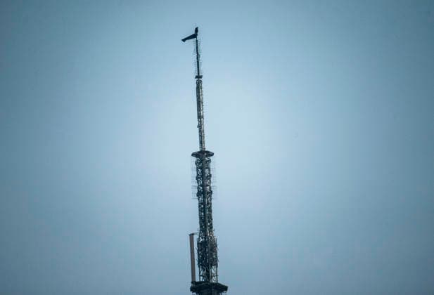 Trespassers on the Empire State Building Two people climbed to the top of the Empire State Building in New York on Wednesday, July 1, 2026 and unfurled a black banner saying When the power of love beats the love of power, the world knows peace,? (  RichardxB.xLevine