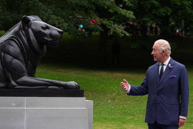 King visits Scotland for Holyrood Week King Charles III, Colonel-in-Chief of the Royal Regiment of Scotland, looks at a statue to mark the regiment s 20th anniversary, after unveiling it at West Princes Street Gardens in Edinburgh, as part of his visit to Scotland for Holyrood Week. Picture date: Wednesday July 1, 2026., Credit:Aaron Chown PA ROTA - B68 Avalon UK, Edinburgh  Copyright: xAaronxChownx xPAxROTAx-xB68x xAvalonx 1113790848