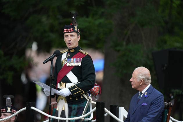 King visits Scotland for Holyrood Week King Charles III, Colonel-in-Chief of the Royal Regiment of Scotland listens as Colonel of the Regiment, Major General Robert Lindsay speaks ahead of the king unveiling a statue to mark the regiment s 20th anniversary, at West Princes Street Gardens in Edinburgh, as part of the King s visit to Scotland for Holyrood Week. Picture date: Wednesday July 1, 2026., Credit:Aaron Chown PA ROTA - B68 Avalon UK, Edinburgh  Copyright: xAaronxChownx xPAxROTAx-xB68x xAvalonx 1113790868