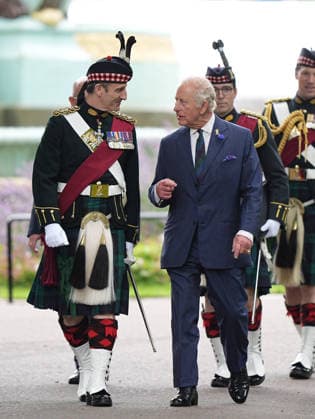 King visits Scotland for Holyrood Week King Charles III, Colonel-in-Chief of the Royal Regiment of Scotland walks with Colonel of the Regiment, Major General Robert Lindsay (left) as they head to unveil a statue to mark the regiment s 20th anniversary, at West Princes Street Gardens in Edinburgh, as part of the King s visit to Scotland for Holyrood Week. Picture date: Wednesday July 1, 2026., Credit:Aaron Chown PA ROTA - B68 Avalon UK, Edinburgh  Copyright: xAaronxChownx xPAxROTAx-xB68x xAvalonx 1113790876