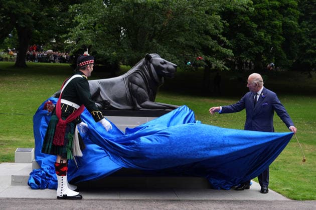 King visits Scotland for Holyrood Week Colonel of the Royal Regiment of Scotland, Major General Robert Lindsay (left) helps King Charles III, Colonel-in-Chief of the Regiment, to unveil a statue to mark the regiment s 20th anniversary, at West Princes Street Gardens in Edinburgh, as part of the King s visit to Scotland for Holyrood Week. Picture date: Wednesday July 1, 2026., Credit:Aaron Chown PA ROTA - B68 Avalon UK, Edinburgh  Copyright: xAaronxChownx xPAxROTAx-xB68x xAvalonx 1113790906