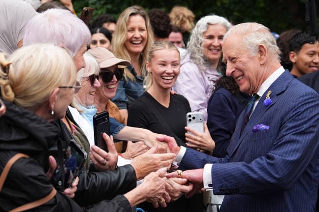 King visits Scotland for Holyrood Week King Charles III, Colonel-in-Chief of the Royal Regiment of Scotland, meets members of the public, after he unveiled a statue to mark the regiment s 20th anniversary, at West Princes Street Gardens in Edinburgh, as part of his visit to Scotland for Holyrood Week. Picture date: Wednesday July 1, 2026., Credit:Aaron Chown PA ROTA - B68 Avalon UK, Edinburgh  Copyright: xAaronxChownx xPAxROTAx-xB68x xAvalonx 1113790973