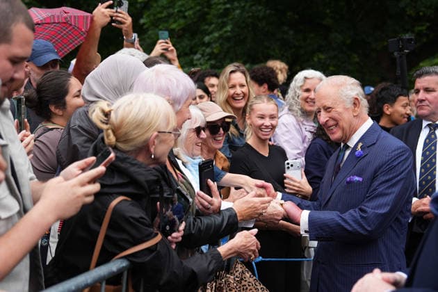 King visits Scotland for Holyrood Week King Charles III, Colonel-in-Chief of the Royal Regiment of Scotland, meets members of the public, after he unveiled a statue to mark the regiment s 20th anniversary, at West Princes Street Gardens in Edinburgh, as part of his visit to Scotland for Holyrood Week. Picture date: Wednesday July 1, 2026., Credit:Aaron Chown PA ROTA - B68 Avalon UK, Edinburgh  Copyright: xAaronxChownx xPAxROTAx-xB68x xAvalonx 1113790978