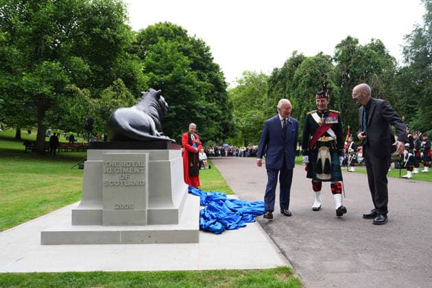 King visits Scotland for Holyrood Week King Charles III, Colonel-in-Chief of the Royal Regiment of Scotland, speaks with Colonel of the Regiment, Major General Robert Lindsay and sculptor, Kenny Hunter, after he unveiled a statue to mark the regiment s 20th anniversary, at West Princes Street Gardens in Edinburgh, as part of his visit to Scotland for Holyrood Week. Picture date: Wednesday July 1, 2026., Credit:Aaron Chown PA ROTA - B68 Avalon UK, Edinburgh  Copyright: xAaronxChownx xPAxROTAx-xB68x xAvalonx 1113790998