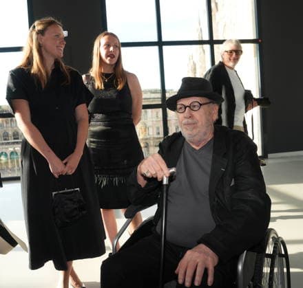 IPA86285130 - Milan, July 1, 2026: Opening of Joseph Kosuth’s permanent installation *Vedere le cose* at the Museo del Novecento; pictured: Joseph Kosuth and his daughters  Copyright: xDuilioxPiaggesix xDuilioxPiaggesix 86285130