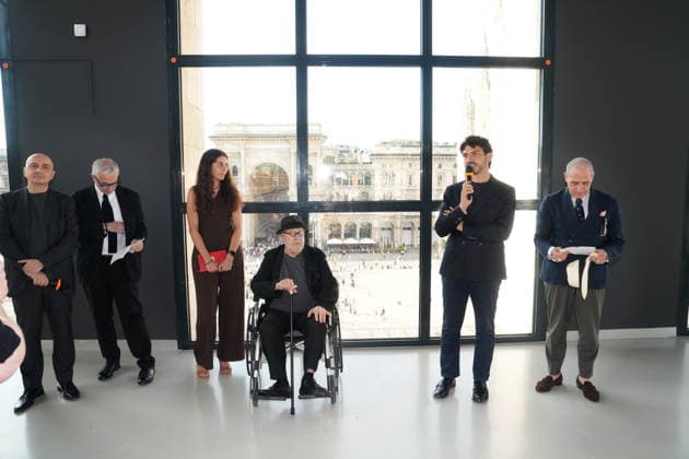 IPA86285231 - Milan, July 1, 2026: Opening of Joseph Kosuth’s permanent installation *Vedere le cose* at the Museo del Novecento. Pictured: Gianfranco Maraniello, Vincenzo Trione, Joseph Kosuth, Tommaso Sacchi, and Domenico Piraina  Copyright: xDuilioxPiaggesix xDuilioxPiaggesix 86285231