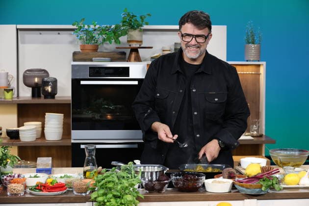 Tarik Rose, Koch, Fernsehkoch und Restaurantbesitzer, zu Gast in der Fernsehsendung DAS! Rote Sofa, eine Live-Talksendung des Norddeutschen Rundfunks, Fototermin am 1.7.2026 im Fernsehstudio des NDR in Hamburg Lokstedt *** Tarik Rose, chef, TV chef, and restaurant owner, appeared as a guest on the TV show *DAS Rote Sofa*, a live talk show produced by Norddeutscher Rundfunk (NDR); photo op on July 1, 2026, at the NDR television studio in Hamburg-Lokstedt