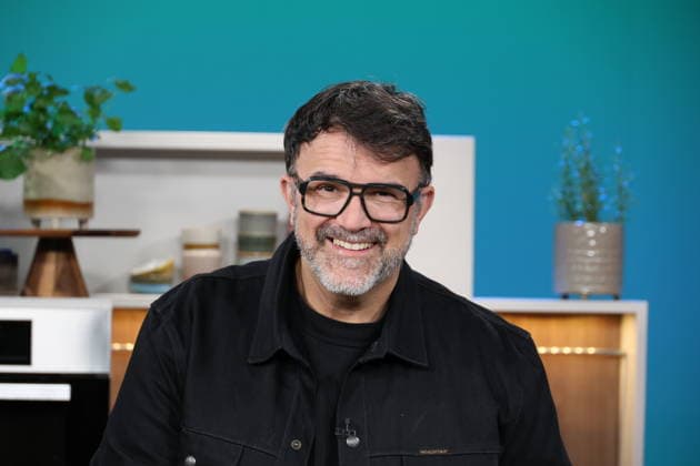 Tarik Rose, Koch, Fernsehkoch und Restaurantbesitzer, zu Gast in der Fernsehsendung DAS! Rote Sofa, eine Live-Talksendung des Norddeutschen Rundfunks, Fototermin am 1.7.2026 im Fernsehstudio des NDR in Hamburg Lokstedt *** Tarik Rose, chef, TV chef, and restaurant owner, appeared as a guest on the TV show *DAS Rote Sofa*, a live talk show produced by Norddeutscher Rundfunk (NDR); photo op on July 1, 2026, at the NDR television studio in Hamburg-Lokstedt
