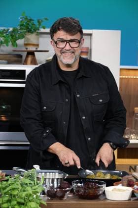 Tarik Rose, Koch, Fernsehkoch und Restaurantbesitzer, zu Gast in der Fernsehsendung DAS! Rote Sofa, eine Live-Talksendung des Norddeutschen Rundfunks, Fototermin am 1.7.2026 im Fernsehstudio des NDR in Hamburg Lokstedt *** Tarik Rose, chef, TV chef, and restaurant owner, appeared as a guest on the TV show *DAS Rote Sofa*, a live talk show produced by Norddeutscher Rundfunk (NDR); photo op on July 1, 2026, at the NDR television studio in Hamburg-Lokstedt