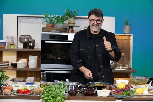 Tarik Rose, Koch, Fernsehkoch und Restaurantbesitzer, zu Gast in der Fernsehsendung DAS! Rote Sofa, eine Live-Talksendung des Norddeutschen Rundfunks, Fototermin am 1.7.2026 im Fernsehstudio des NDR in Hamburg Lokstedt *** Tarik Rose, chef, TV chef, and restaurant owner, appeared as a guest on the TV show *DAS Rote Sofa*, a live talk show produced by Norddeutscher Rundfunk (NDR); photo op on July 1, 2026, at the NDR television studio in Hamburg-Lokstedt