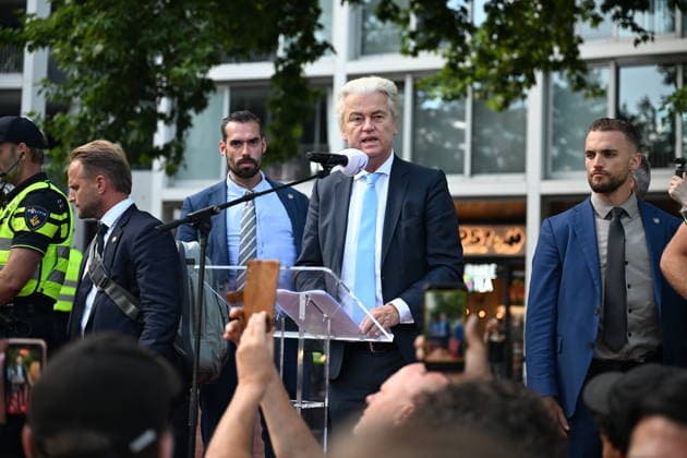 Anti-Asylum Demonstration in Apeldoorn Attended by Geert Wilders APELDOORN, THE NETHERLANDS - JULY 1: Geert Wilders addresses supporters during an anti-asylum demonstration in Apeldoorn, the Netherlands, on July 1, 2026, as police monitor the gathering amid counter-protests. Mouneb Taim Anadolu Apeldoorn The Netherlands. Editorial use only. Please get in touch for any other usage.  Copyright: x2026xAnadoluxMounebxTaimx