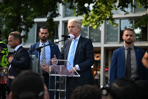 Anti-Asylum Demonstration in Apeldoorn Attended by Geert Wilders APELDOORN, THE NETHERLANDS - JULY 1: Geert Wilders addresses supporters during an anti-asylum demonstration in Apeldoorn, the Netherlands, on July 1, 2026, as police monitor the gathering amid counter-protests. Mouneb Taim Anadolu Apeldoorn The Netherlands. Editorial use only. Please get in touch for any other usage.  Copyright: x2026xAnadoluxMounebxTaimx