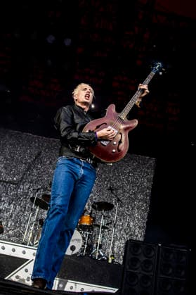 Wolf Alice live at Roskilde Festival 2026 Roskilde, Denmark. 01st, July 2026. The British alternative rock band Wolf Alice performs a live concert during the Danish music festival Roskilde Festival 2026 in Roskilde. Here bass player Theo Ellis is seen live on stage. Denmark, Roskilde  Copyright: xGonzalesxPhoto LassexLagonix