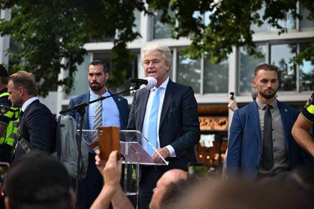 Anti-Asylum Demonstration in Apeldoorn Attended by Geert Wilders APELDOORN, THE NETHERLANDS - JULY 1: Geert Wilders addresses supporters during an anti-asylum demonstration in Apeldoorn, the Netherlands, on July 1, 2026, as police monitor the gathering amid counter-protests. Mouneb Taim Anadolu Apeldoorn The Netherlands. Editorial use only. Please get in touch for any other usage.  Copyright: x2026xAnadoluxMounebxTaimx