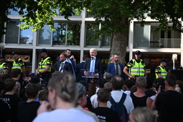 Anti-Asylum Demonstration in Apeldoorn Attended by Geert Wilders APELDOORN, THE NETHERLANDS - JULY 1: Geert Wilders addresses supporters during an anti-asylum demonstration in Apeldoorn, the Netherlands, on July 1, 2026, as police monitor the gathering amid counter-protests. Mouneb Taim Anadolu Apeldoorn The Netherlands. Editorial use only. Please get in touch for any other usage.  Copyright: x2026xAnadoluxMounebxTaimx
