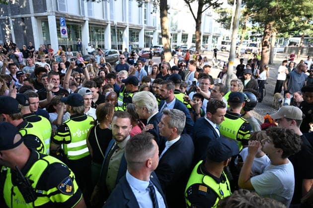 Anti-Asylum Demonstration in Apeldoorn Attended by Geert Wilders APELDOORN, THE NETHERLANDS - JULY 1: Geert Wilders addresses supporters during an anti-asylum demonstration in Apeldoorn, the Netherlands, on July 1, 2026, as police monitor the gathering amid counter-protests. Mouneb Taim Anadolu Apeldoorn The Netherlands. Editorial use only. Please get in touch for any other usage.  Copyright: x2026xAnadoluxMounebxTaimx