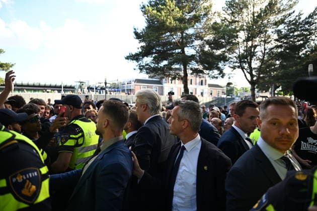 Anti-Asylum Demonstration in Apeldoorn Attended by Geert Wilders APELDOORN, THE NETHERLANDS - JULY 1: Geert Wilders addresses supporters during an anti-asylum demonstration in Apeldoorn, the Netherlands, on July 1, 2026, as police monitor the gathering amid counter-protests. Mouneb Taim Anadolu Apeldoorn The Netherlands. Editorial use only. Please get in touch for any other usage.  Copyright: x2026xAnadoluxMounebxTaimx