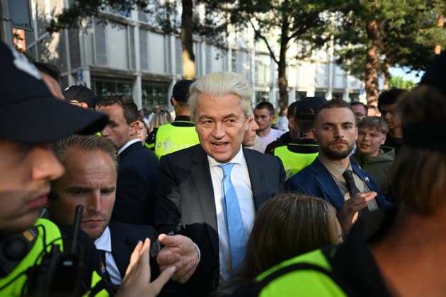 Anti-Asylum Demonstration in Apeldoorn Attended by Geert Wilders APELDOORN, THE NETHERLANDS - JULY 1: Geert Wilders addresses supporters during an anti-asylum demonstration in Apeldoorn, the Netherlands, on July 1, 2026, as police monitor the gathering amid counter-protests. Mouneb Taim Anadolu Apeldoorn The Netherlands. Editorial use only. Please get in touch for any other usage.  Copyright: x2026xAnadoluxMounebxTaimx
