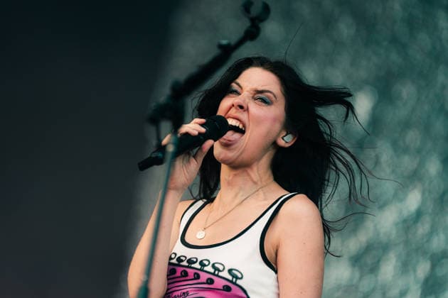 Entertainment Themen der Woche KW27 Wolf Alice live at Roskilde Festival 2026 Roskilde, Denmark. 01st, July 2026. The British alternative rock band Wolf Alice performs a live concert during the Danish music festival Roskilde Festival 2026 in Roskilde. Here singer and musician Ellie Rowsell is seen live on stage. Denmark, Roskilde  Copyright: xGonzalesxPhoto MathiasxKristensenx