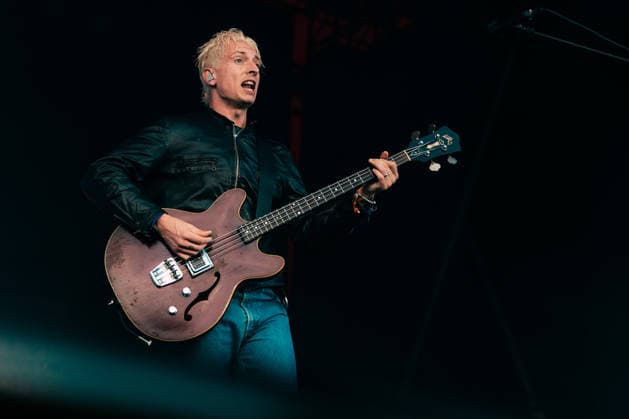 Wolf Alice live at Roskilde Festival 2026 Roskilde, Denmark. 01st, July 2026. The British alternative rock band Wolf Alice performs a live concert during the Danish music festival Roskilde Festival 2026 in Roskilde. Here bass player Theo Ellis is seen live on stage. Denmark, Roskilde  Copyright: xGonzalesxPhoto MathiasxKristensenx