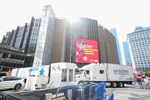 New Yort, Madison Square Garden, 20260701, Vorbereitungen um die Hochzeit von Taylor Swift und Travis Kelce. Im Bild Anlieferung C&M Transport. New York City Madison Square Garden New York Vereinigte Staaten von Amerika *** New York, Madison Square Garden, July 1, 2026, Preparations for the wedding of Taylor Swift and Travis Kelce. Pictured: Delivery by C M Transport, New York City, Madison Square Garden, New York, United States of America Copyright: Passion2Press MarkusxFischerx