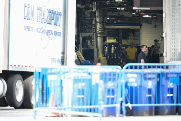 New Yort, Madison Square Garden, 20260701, Vorbereitungen um die Hochzeit von Taylor Swift und Travis Kelce. Im Bild Mitarbeiter unterbrechen das Entladen des C&M Transport Truck. New York City Madison Square Garden New York Vereinigte Staaten von Amerika *** New York, Madison Square Garden, July 1, 2026, Preparations for the wedding of Taylor Swift and Travis Kelce. Pictured: Staff members pause while unloading the C M Transport truck. New York City, Madison Square Garden, New York, United States of America Copyright: Passion2Press MarkusxFischerx