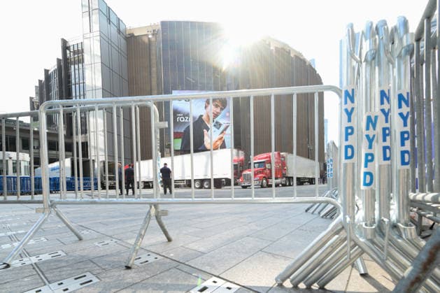 New Yort, Madison Square Garden, 20260701, Vorbereitungen um die Hochzeit von Taylor Swift und Travis Kelce. Im Bild LKWs werden als Sichtbehindurung aufgestellt, Absperrung. New York City Madison Square Garden New York Vereinigte Staaten von Amerika *** New York, Madison Square Garden, July 1, 2026—Preparations for the wedding of Taylor Swift and Travis Kelce. Pictured: Trucks being positioned to block the view; barriers at Madison Square Garden in New York City, New York, United States of America Copyright: Passion2Press MarkusxFischerx