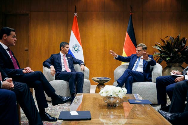 Johann Wadephul (CDU), Bundesaussenminister, trifft im Rahmen der Mercosur Konferenz Santiago Pena Palacios, Praesidenten der Republik Paraguay zu einem Gespraech in Asuncion, 30.06.2026. Fotografiert im Auftrag des Auswaertigen Amtes (AA) Asuncion Paraguay *** Johann Wadephul (CDU), Federal Minister of Foreign Affairs, meets with Santiago Pena Palacios, President of the Republic of Paraguay, for talks in Asunción on June 30, 2026, as part of the Mercosur Conference. Photographed on behalf of the Federal Foreign Office (AA) in Asunción, Paraguay. Copyright: xFelixxZahnx