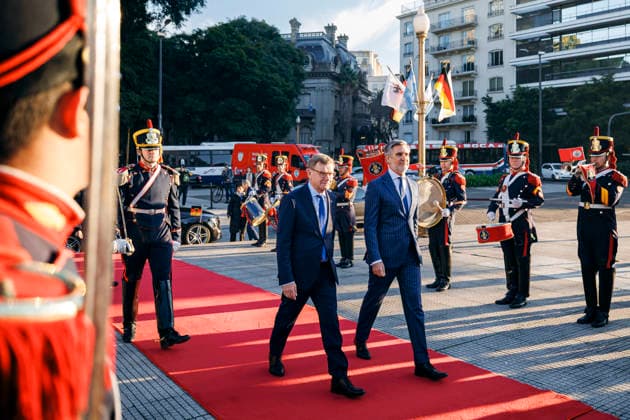 Johann Wadephul (CDU), Bundesaussenminister, aufgenommen im Rahmen der Kranzniederlegung am Denkmal fuer San Martin in Buenos Aires, 01.07.2026. Fotografiert im Auftrag des Auswaertigen Amtes (AA) Buenos Aires Argentinien *** Johann Wadephul (CDU), Federal Minister of Foreign Affairs, photographed during a wreath-laying ceremony at the San Martin Monument in Buenos Aires, July 1, 2026. Photographed on behalf of the Federal Foreign Office (AA) in Buenos Aires, Argentina. Copyright: xFelixxZahnx