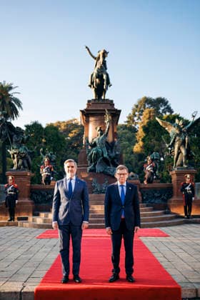 Johann Wadephul (CDU), Bundesaussenminister, aufgenommen im Rahmen der Kranzniederlegung am Denkmal fuer San Martin in Buenos Aires, 01.07.2026. Fotografiert im Auftrag des Auswaertigen Amtes (AA) Buenos Aires Argentinien *** Johann Wadephul (CDU), Federal Minister of Foreign Affairs, photographed during a wreath-laying ceremony at the San Martin Monument in Buenos Aires, July 1, 2026. Photographed on behalf of the Federal Foreign Office (AA) in Buenos Aires, Argentina. Copyright: xFelixxZahnx